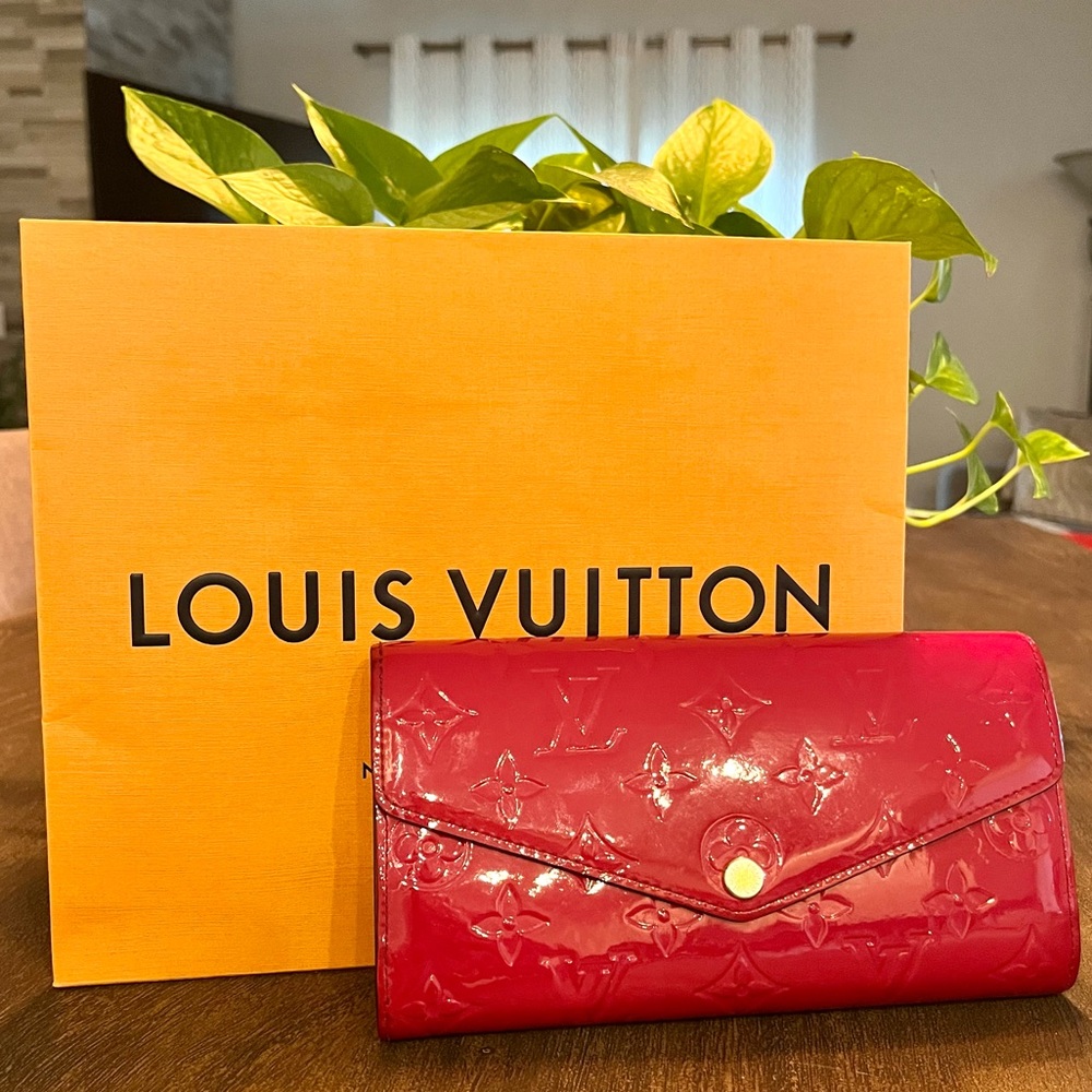 LOUIS VUITTON Vernis Jeanne Wallet in Magenta